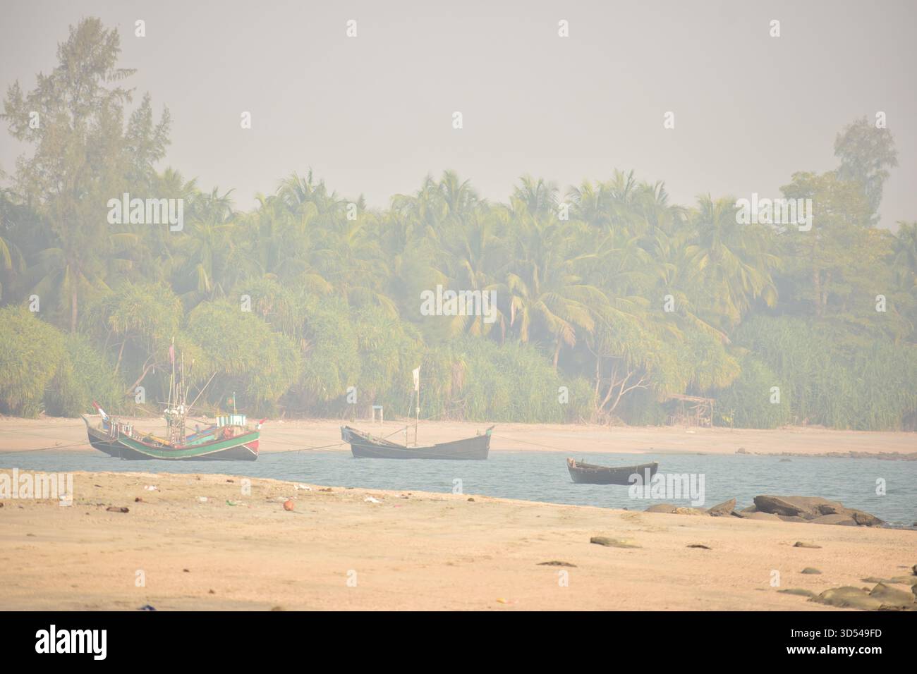 Peschereccio all'Isola di Saint Martin - Life by the Blue Horizon of Bangladesh Foto Stock