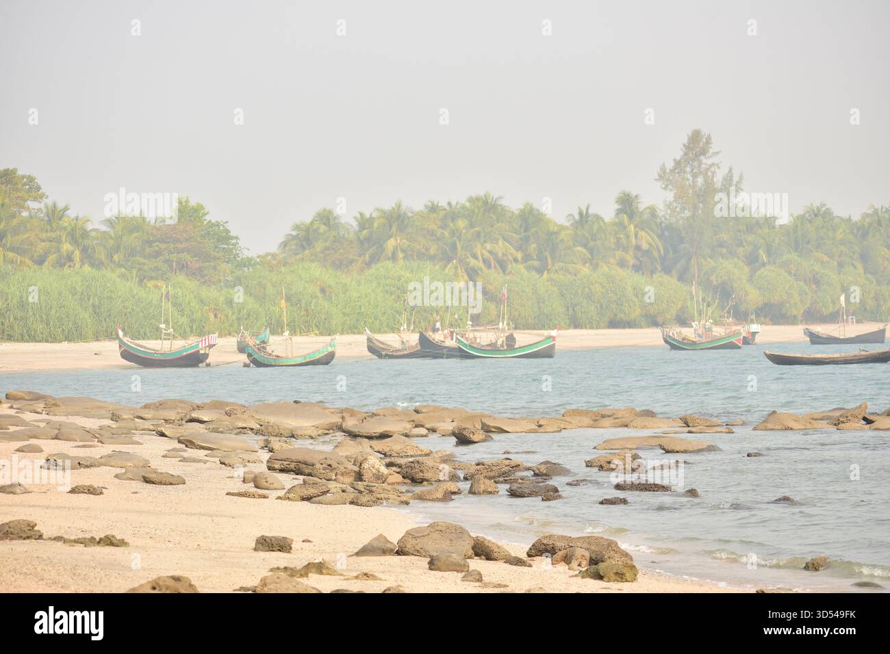 Peschereccio all'Isola di Saint Martin - Life by the Blue Horizon of Bangladesh Foto Stock