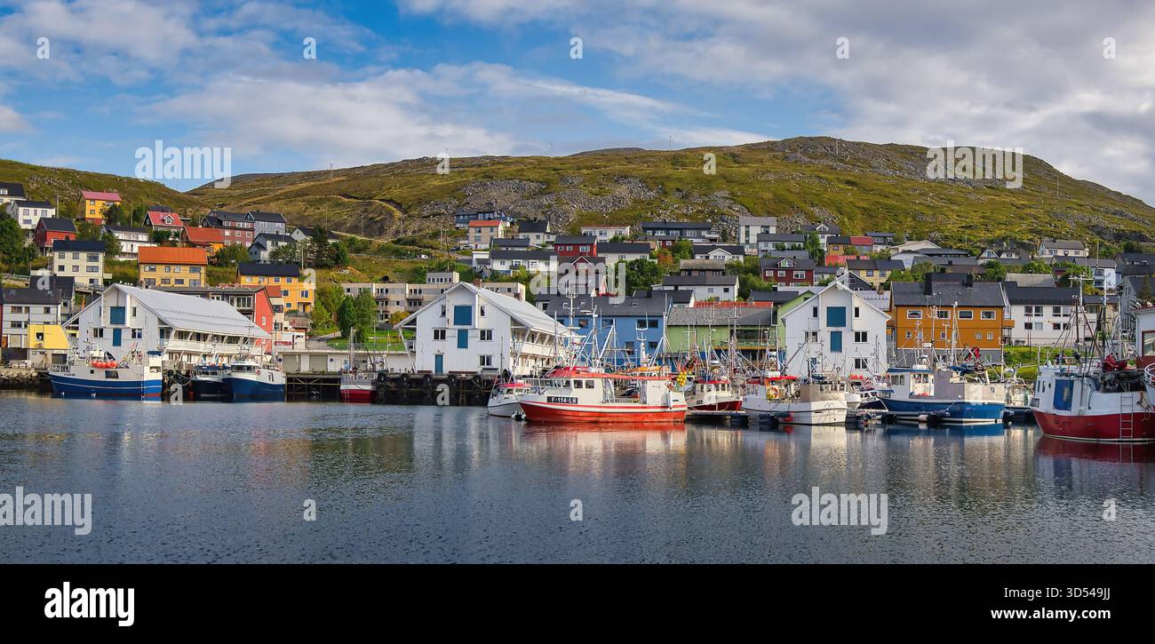 Edifici colorati e barche sono punteggiati lungo il lungomare di Honningsvag, Norvegia, per una vista bella e luminosa. Foto Stock