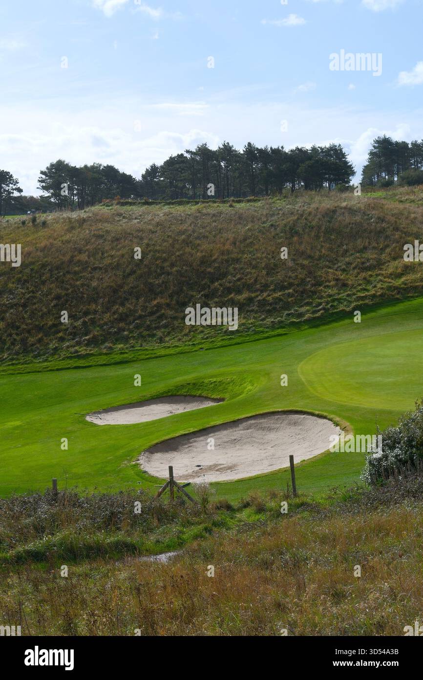 Campo da golf con bunker di sabbia. Campo da golf erboso tra le colline di Etretat, Francia. Sport e divertimento in vacanza, hobby. Manutenzione del prato Foto Stock