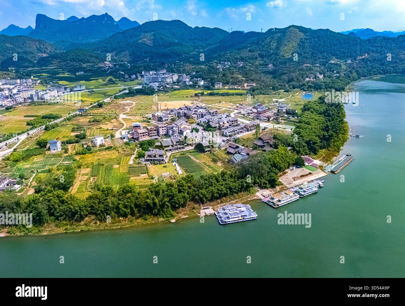 Vista aerea del fiume li con le cime carsiche vicino a Yangshuo nella regione del Guangxi, Cina Foto Stock