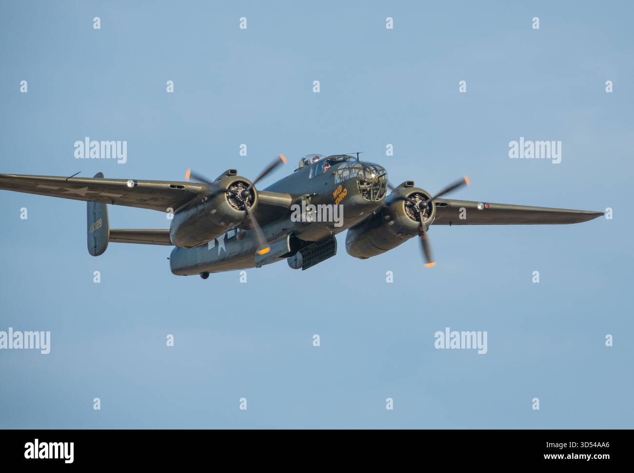 MONROE, NC (USA) - 9 novembre 2025: Un bombardiere B-25 Mitchell in volo durante il Warbirds Over Monroe Air Show. Foto Stock