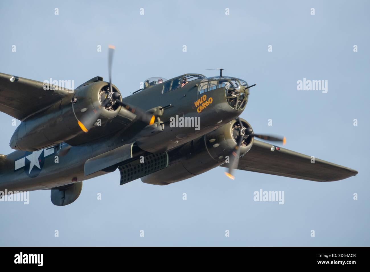 MONROE, NC (USA) - 9 novembre 2025: Un bombardiere B-25 Mitchell in volo durante il Warbirds Over Monroe Air Show. Foto Stock
