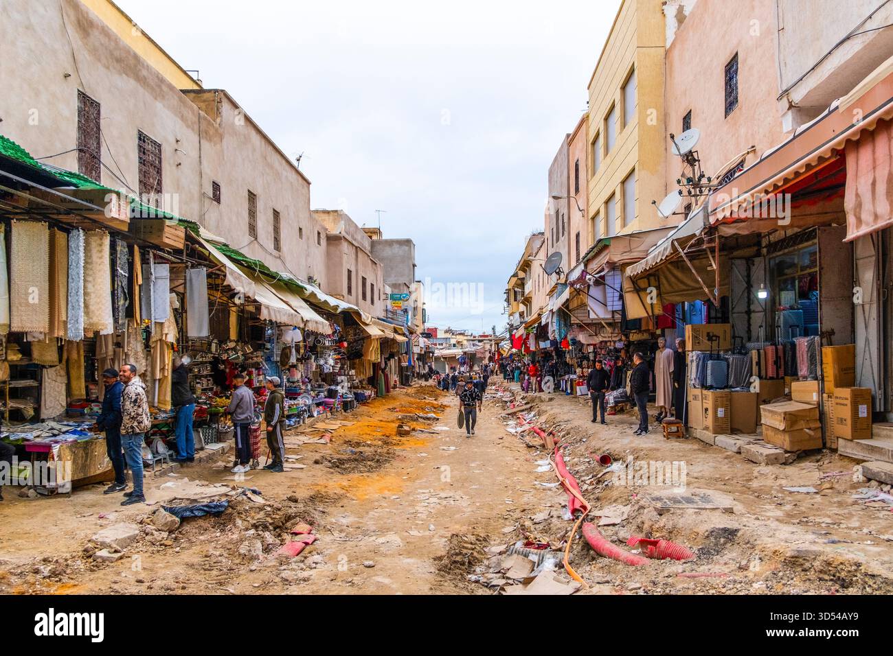 Casablanca, Marocco - 19 aprile 2025: Scena di strada nella vecchia medina che mostra la gente che cammina e fa shopping lungo un vivace vicolo con arcate tradizionali Foto Stock