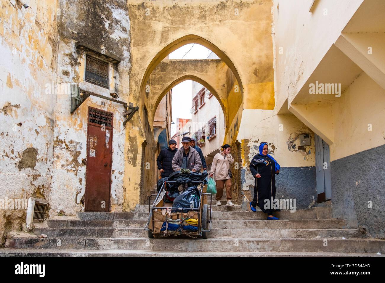 Casablanca, Marocco - 19 aprile 2025: Scena di strada nella vecchia medina che mostra la gente che cammina e fa shopping lungo un vivace vicolo con arcate tradizionali Foto Stock