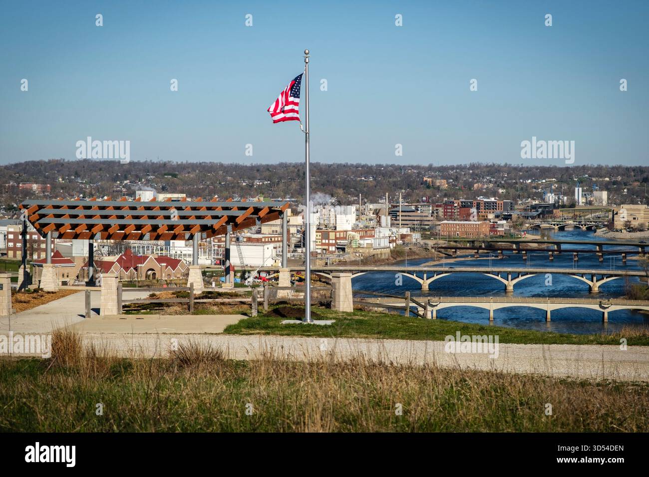 Cedar Rapids, Iowa, USA, il monte Trashmore si affaccia con la bandiera americana. Foto Stock
