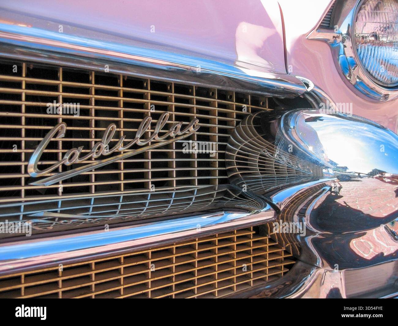 Un primo piano della famosa e familiare griglia frontale e dello script aziendale di una Cadillac Series 62 Coupe de Ville, rosa d'epoca restaurata del 1956 Foto Stock
