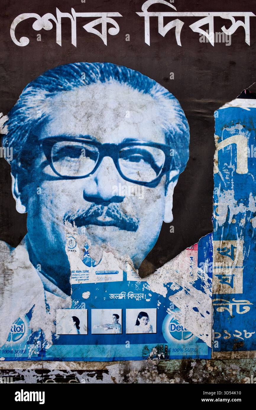 Strappato poster di Bangabandhu Sheikh Mujibur Rahman sotto Shok Dibosh Lettering, Jessore, Bangladesh. Foto Stock