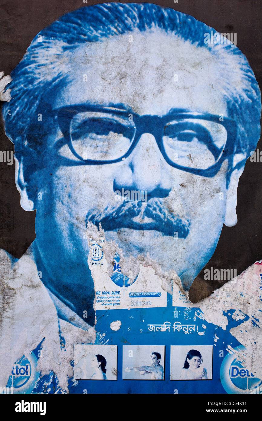 Strappato poster di Bangabandhu Sheikh Mujibur Rahman sotto Shok Dibosh Lettering, Jessore, Bangladesh. Foto Stock