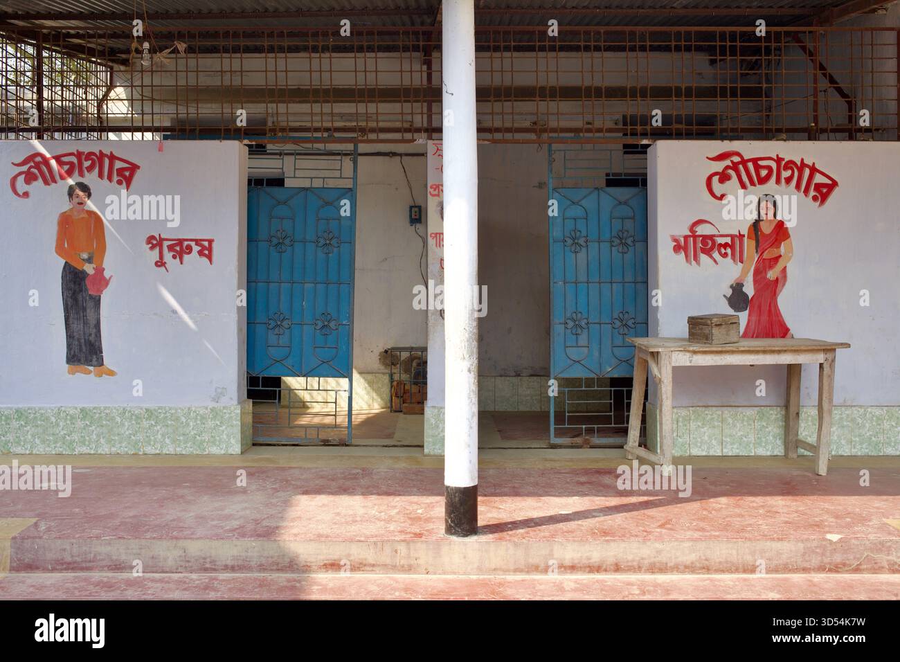 Insegne dipinte a mano che segnano i bagni pubblici per uomini e donne presso i giardini del tempio di Kantanagar, Dinajpur, Rangpur Division, Bangladesh. Foto Stock