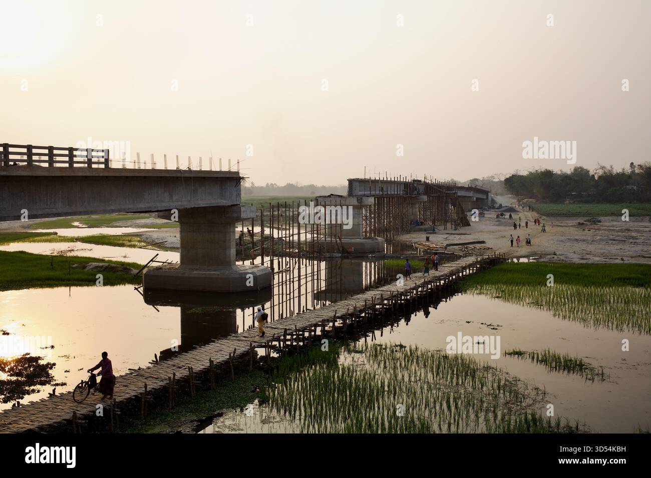 Costruzione di un ponte vicino al tempio di Kantajew con un ponte di bambù temporaneo, Kantanagar, Dinajpur, Bangladesh, fotografato nel 2014. Foto Stock