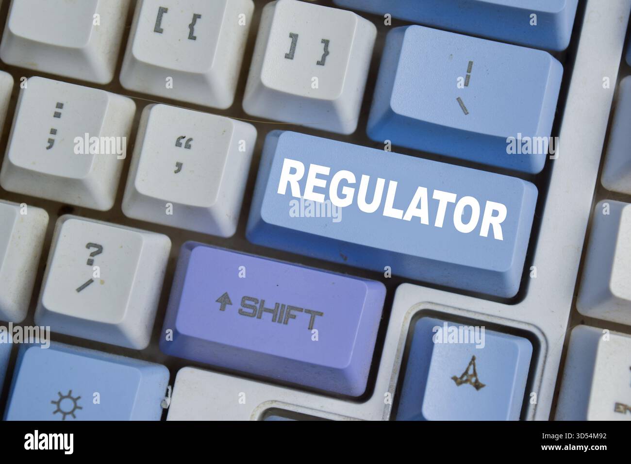 Regolatore - dispositivo che controlla o limita qualcosa che imposta il pulsante degli standard sulla tastiera Foto Stock