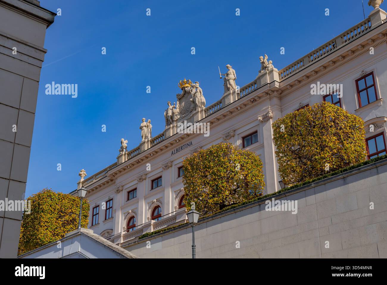 Vienna, Austria: 21 ottobre 2025: Museo Albertina con sculture ornate Foto Stock