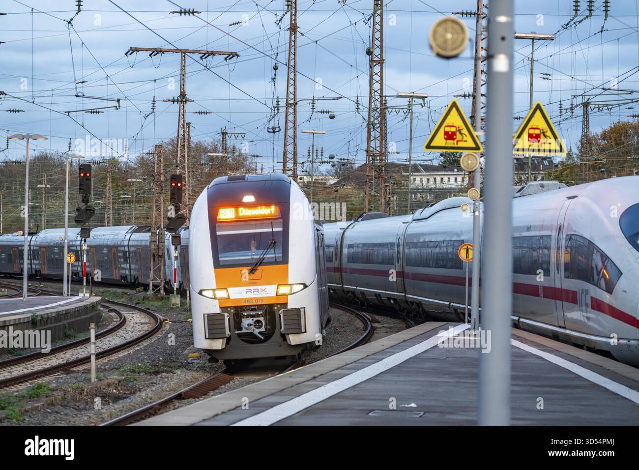 Treno ICE, treno RRX, entrata alla stazione centrale di Essen, Renania settentrionale-Vestfalia, Germania Foto Stock