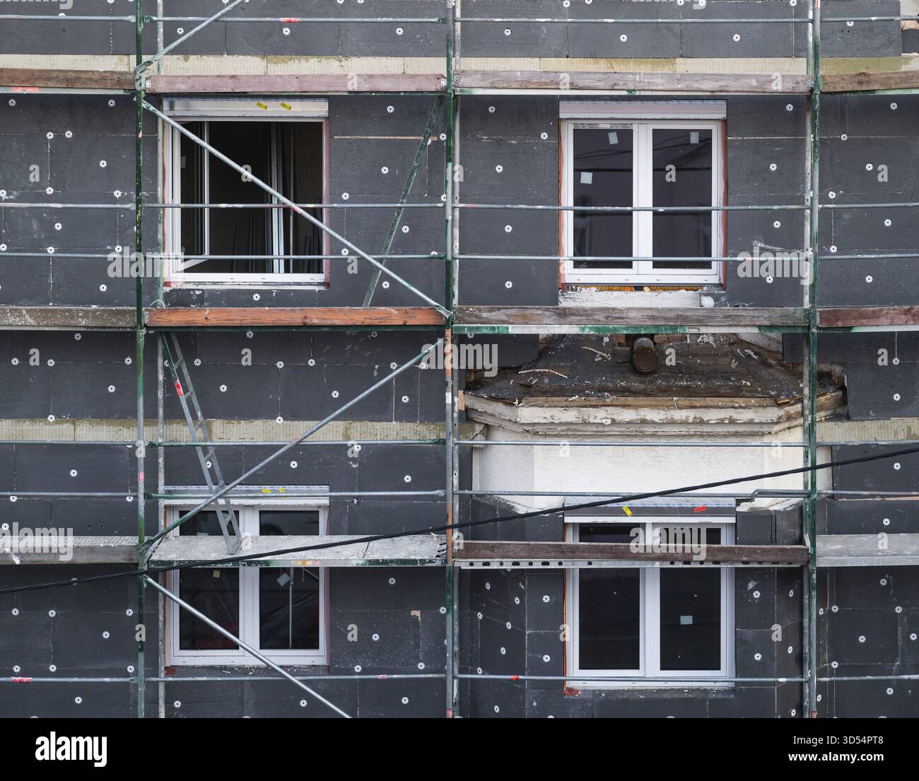 Ristrutturazione energetica di un edificio di appartamenti, ristrutturazione di un vecchio edificio, isolamento termico, nuove finestre, impalcature, Stoccarda Foto Stock