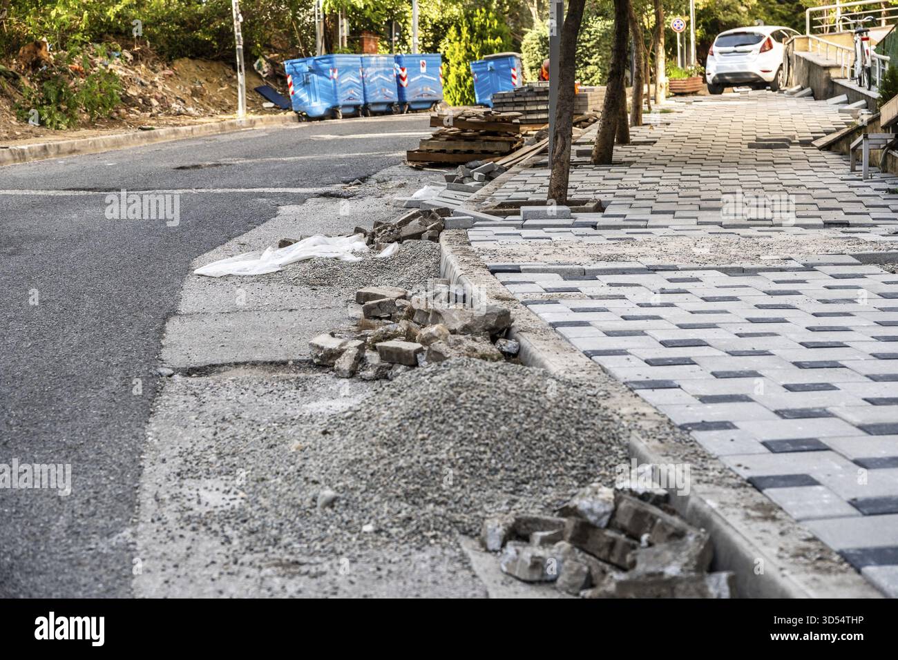 Nuova passerella pavimentata con materiali da costruzione, Tirana, Albania Foto Stock
