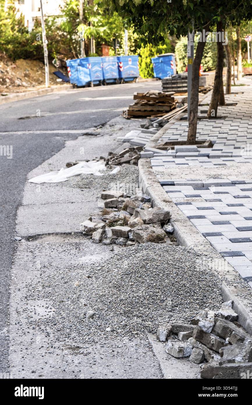 Nuova passerella pavimentata con materiali da costruzione, Tirana, Albania Foto Stock
