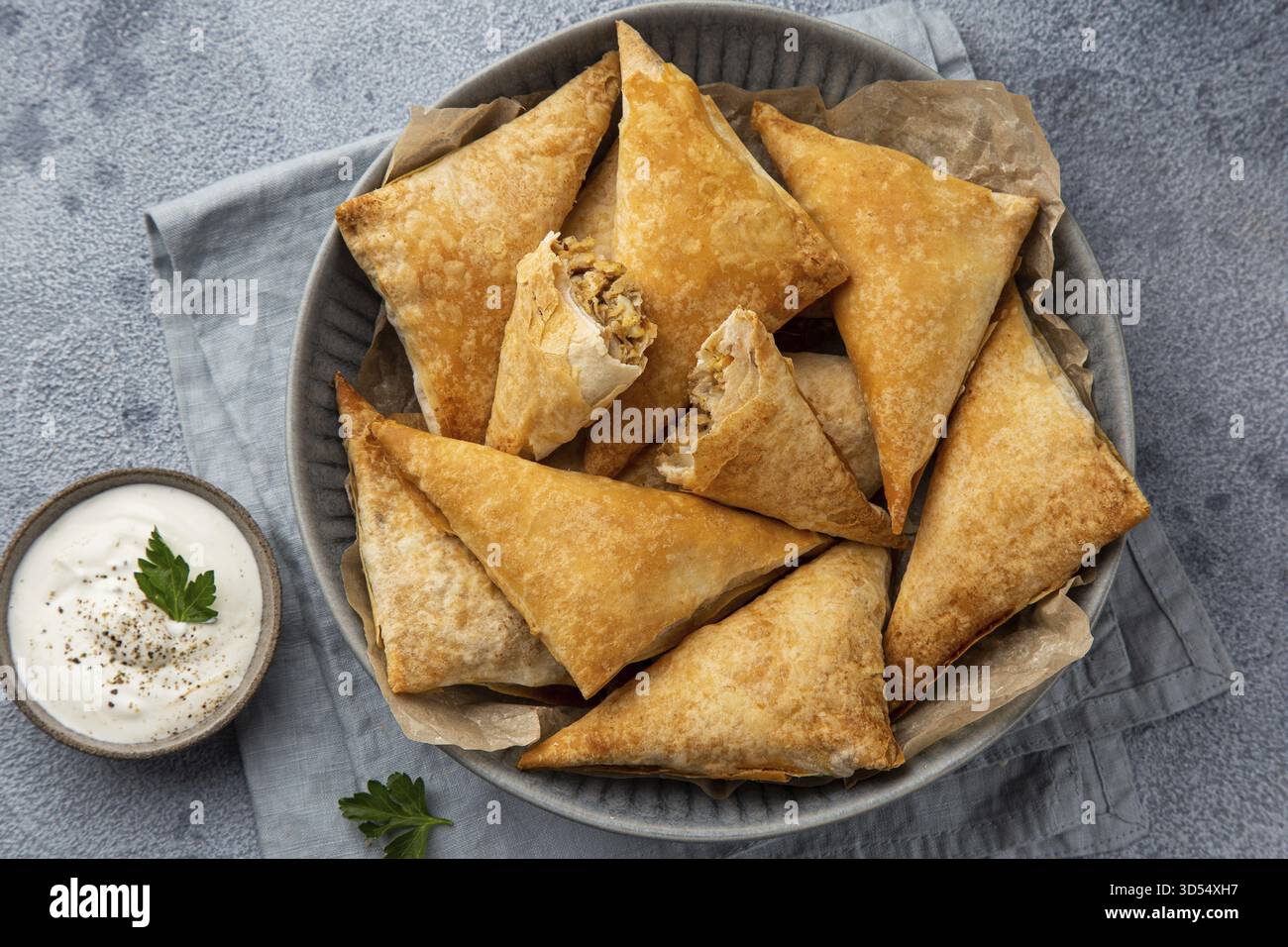 Cibo, pasticci di Samosa con carne, vista dall'alto Foto Stock