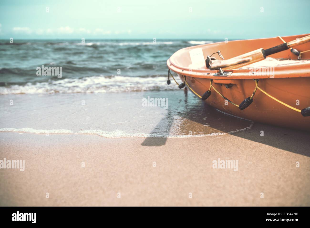 Bagnino arancione la barca di salvataggio sulla spiaggia in estate Foto Stock