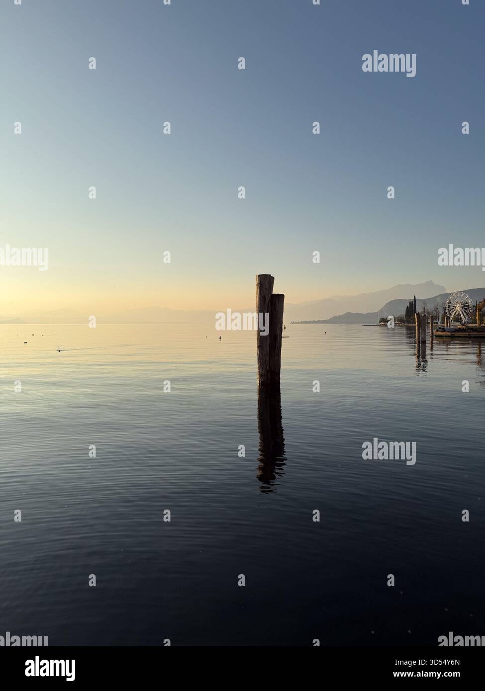 Luce del tramonto sulle acque tranquille del Lago di Garda, Italia Foto Stock