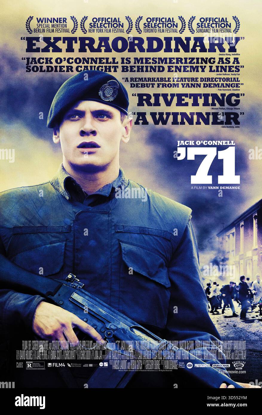 '71 (2014) diretto da Yann Demange e interpretato da Jack o'Connell, Paul Anderson e Sean Harris. Un giovane soldato britannico è intrappolato dietro le linee nemiche durante i disordini di Belfast del 1971. USA SOLO PER USO EDITORIALE DI un foglio di poster. Credito: BFA / attrazioni stradali Foto Stock