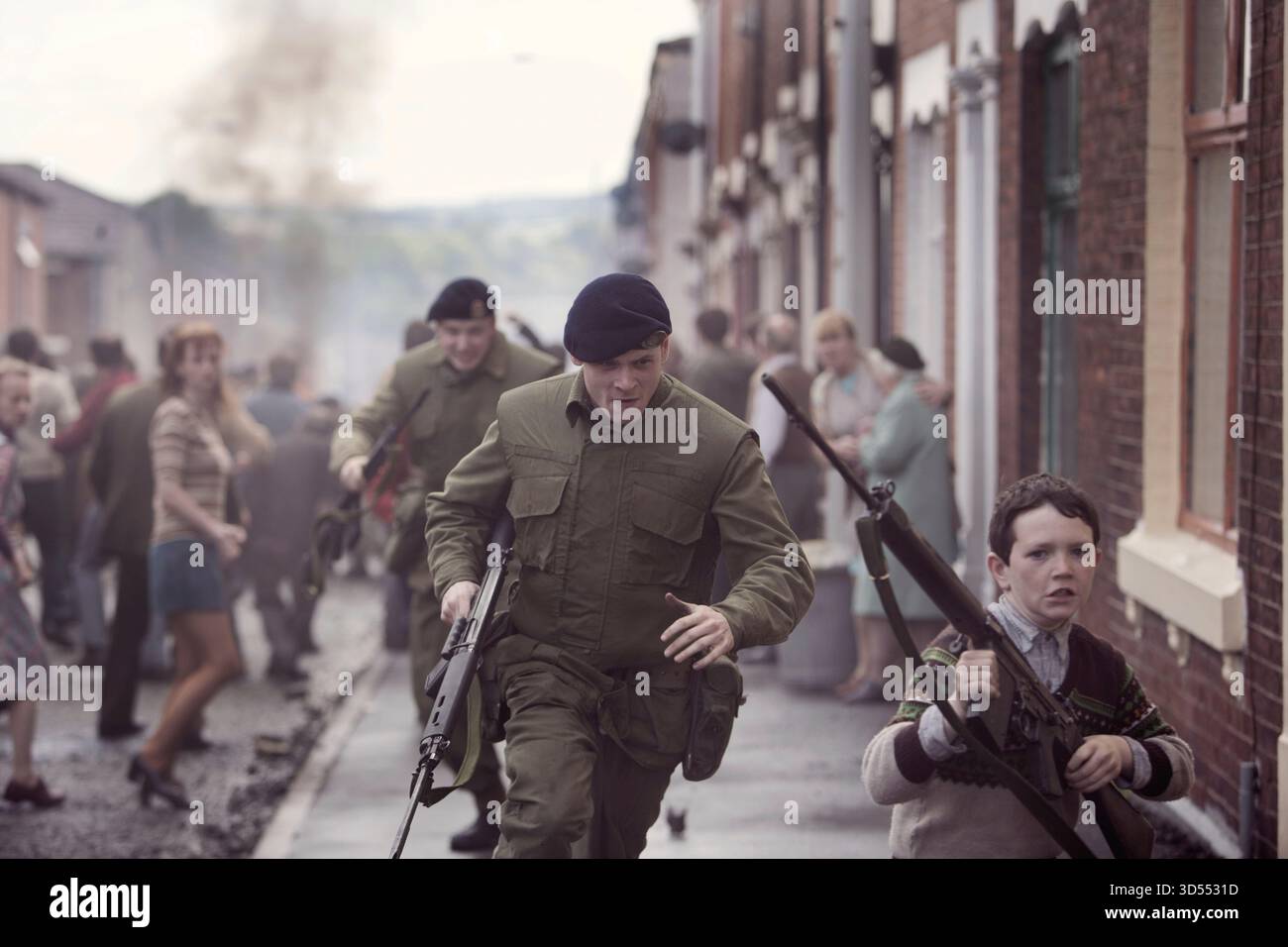 '71 (2014) diretto da Yann Demange e interpretato da Jack o'Connell, Jack Lowden e Aaron Lynch. Un soldato britannico viene abbandonato dalla sua unità e deve sopravvivere una notte da solo a Belfast, devastata dalla rivolta, durante i Troubles. La pubblicità è ancora SOLO PER USO EDITORIALE. Credito: BFA / attrazioni stradali Foto Stock