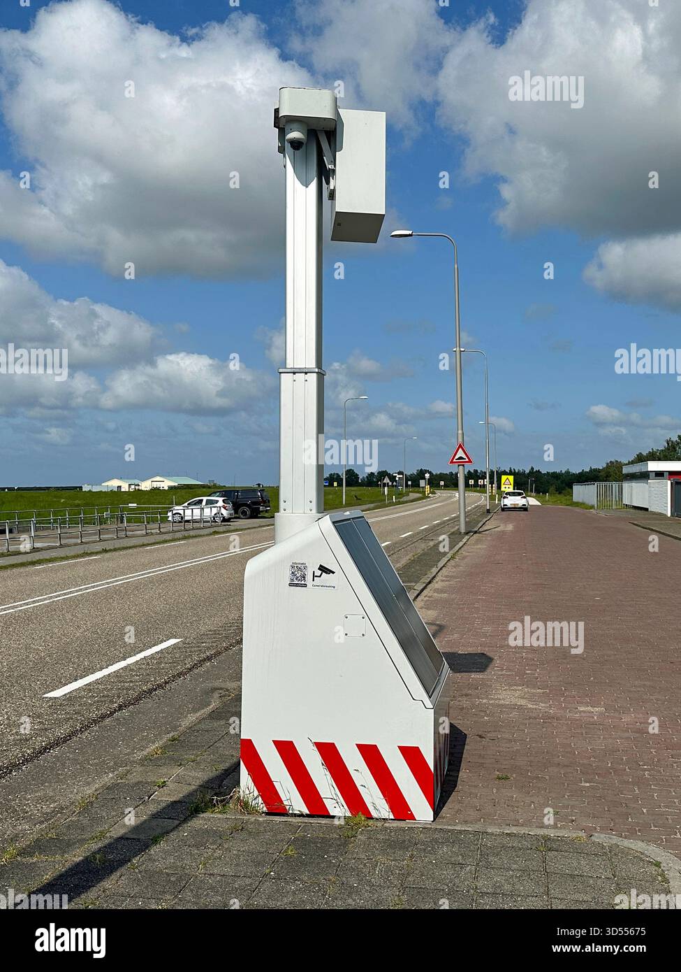 Almere Buiten, Paesi Bassi - 23 maggio 2023: Autovelox mobile semi-permanente olandese "flex-flitser". Foto Stock