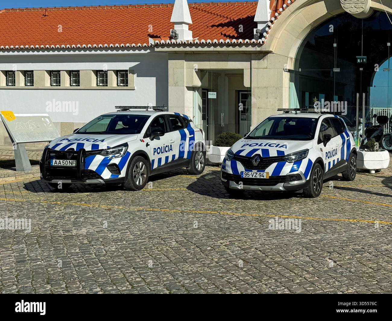 Algavre, Portogallo - 26 dicembre 2024: Auto della polizia portoghese parcheggiate di fronte a una stazione di polizia. Foto Stock