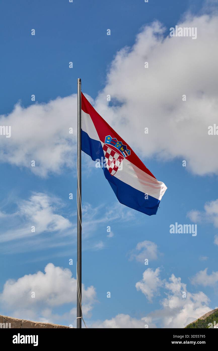 Simbolo dell'orgoglio croato e del patriottismo. Le onde di bandiera tricolore, che rappresentano la sovranità, viaggiano in Croazia e nella cultura europea in una giornata di sole. Foto Stock
