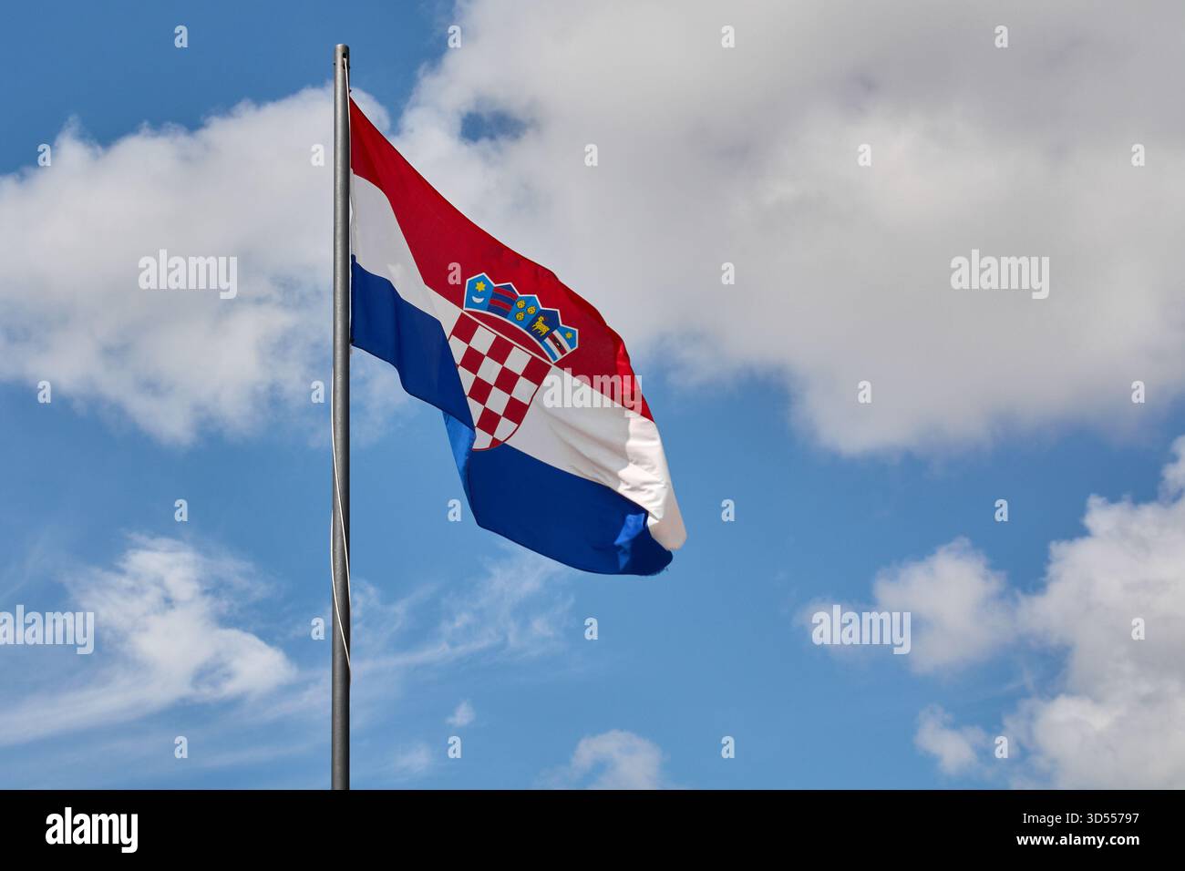 Un simbolo dell'orgoglio nazionale croato e del patriottismo. La bandiera tricolore ondeggia liberamente, rappresentando sovranità, viaggi e cultura europea. Foto Stock