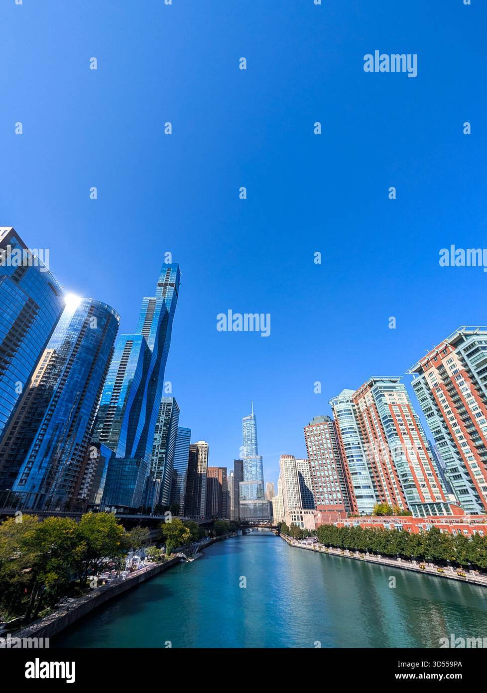 Skyline del fiume Chicago con edifici moderni e alti nel centro di Chicago, Illinois, Stati Uniti. - Immagine stock catturata con smartphone