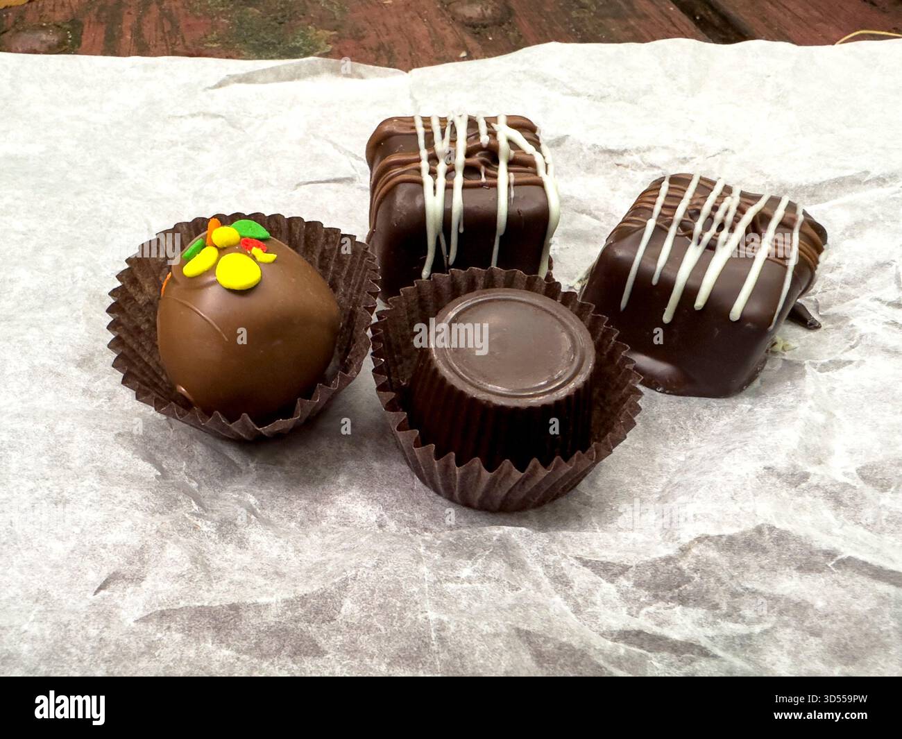 Caramelle al cioccolato fatte in casa su un involucro di carta Foto Stock