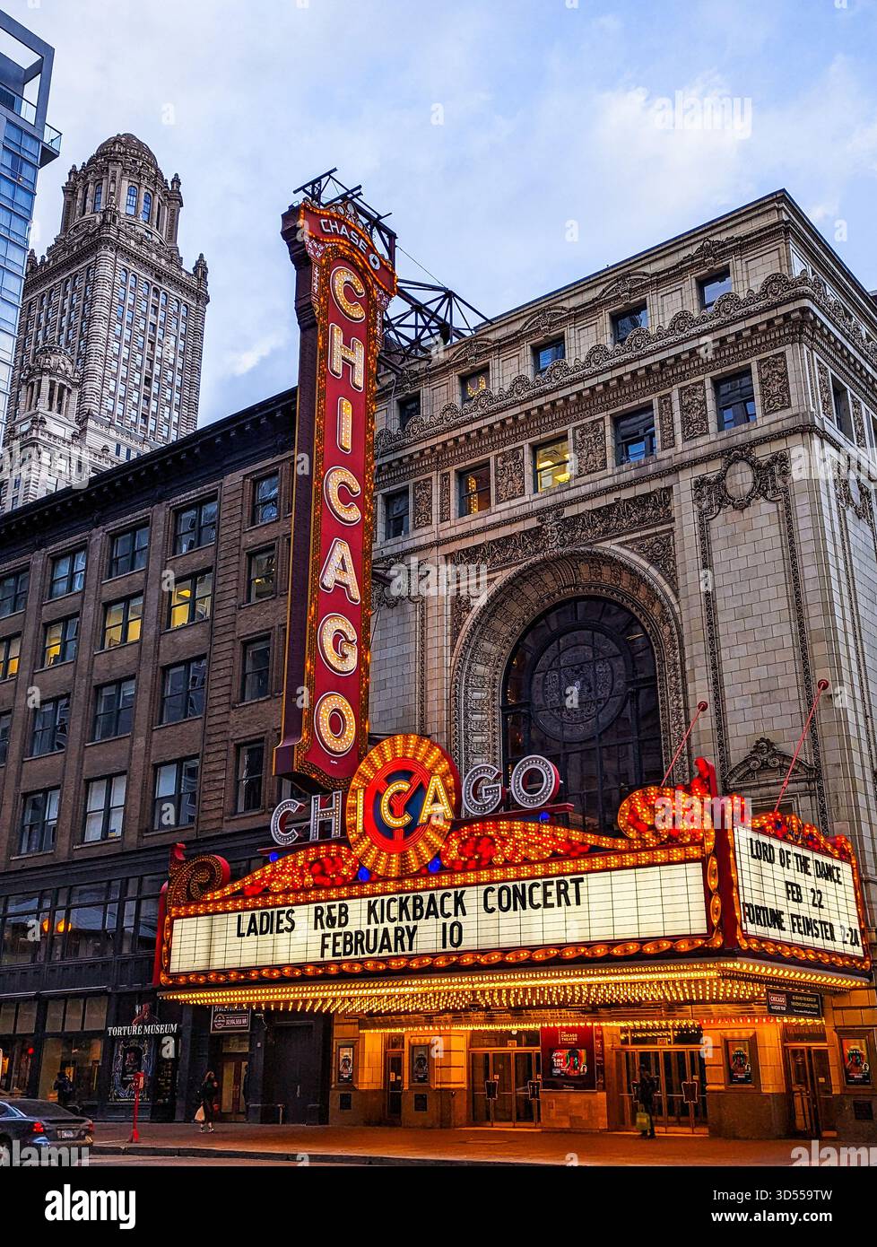Tenda del Chicago Theatre in State Street al crepuscolo nel centro di Chicago, Illinois, Stati Uniti. - Immagine stock catturata con smartphone