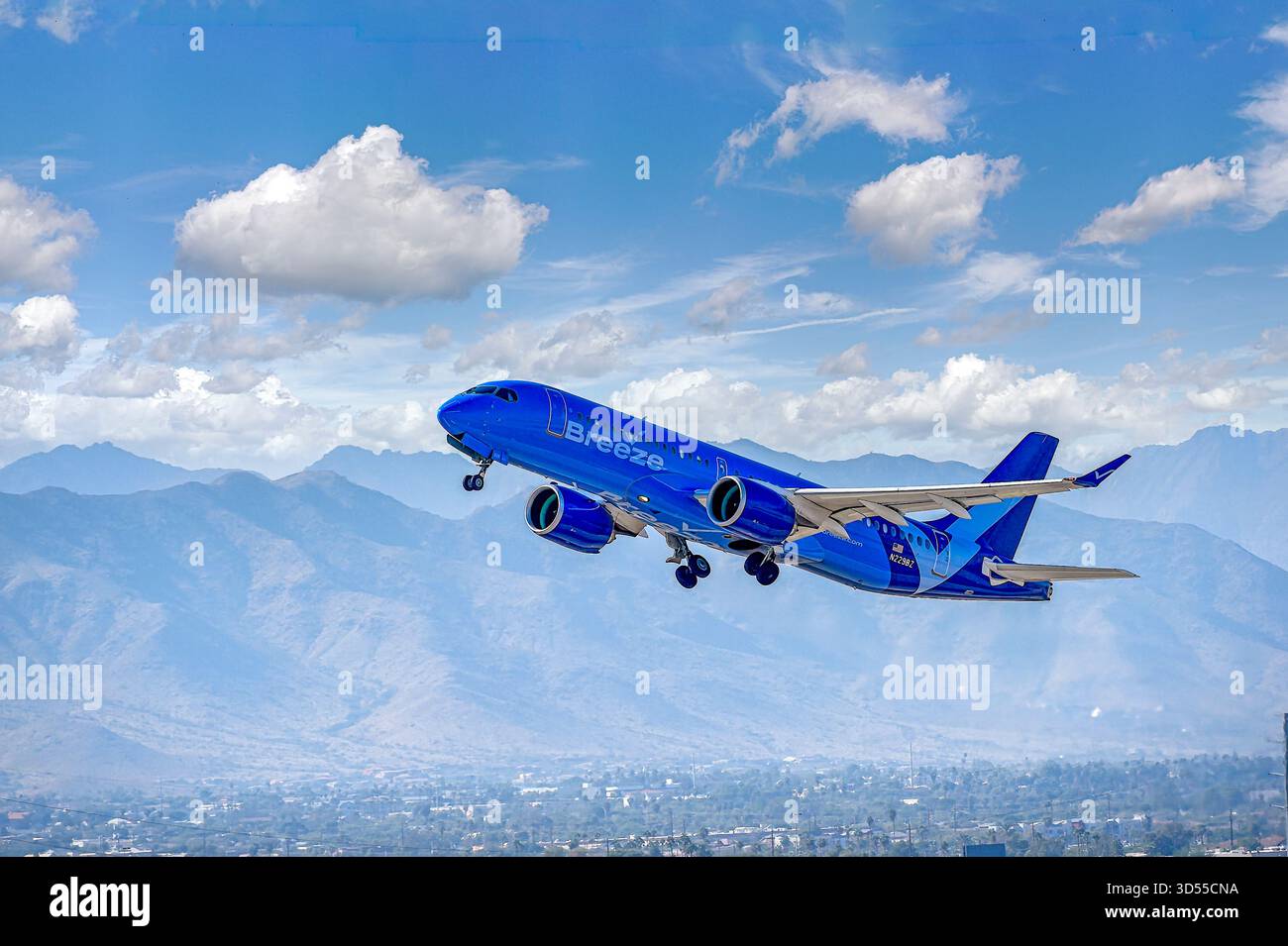 Breeze Airways Airbus A220-300 parte dall'aeroporto internazionale Skyharbour di Phoenix in Arizona Foto Stock
