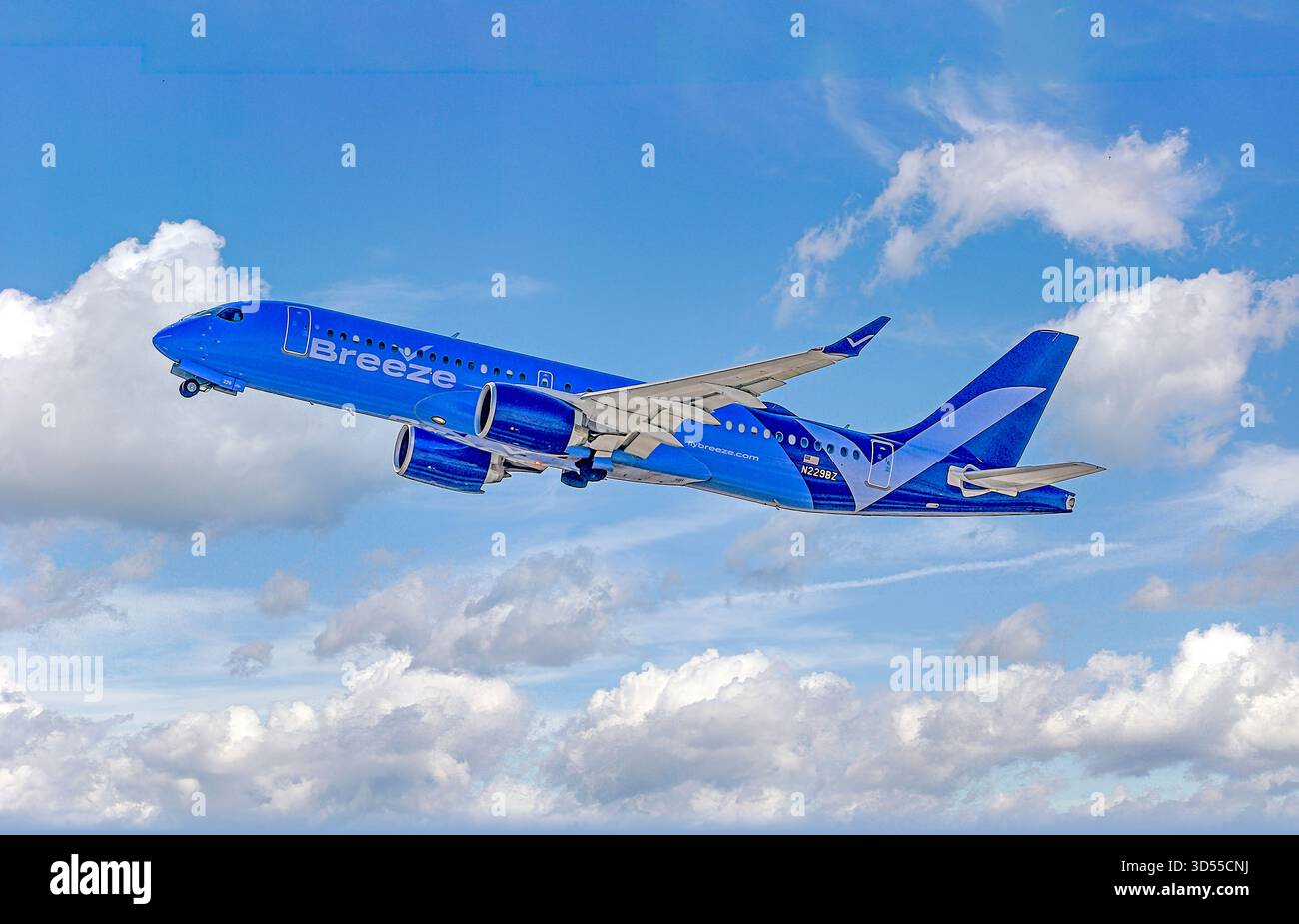 Breeze Airways Airbus A220-300 parte dall'aeroporto internazionale Skyharbour di Phoenix in Arizona Foto Stock