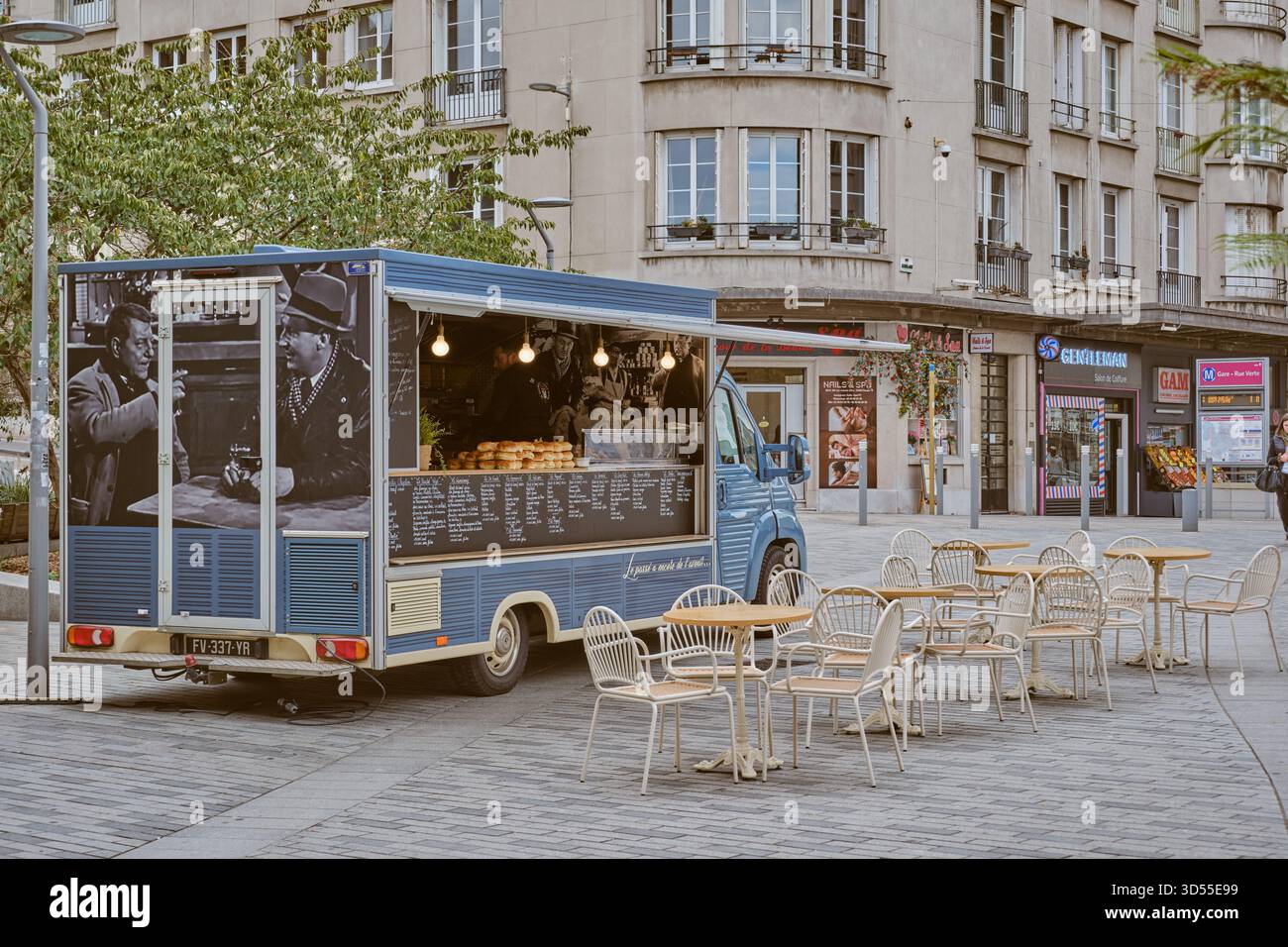 Rouen, Normandia, Francia - 23 settembre 2025: Furgone fast food con tavolo e sedie vuote Foto Stock