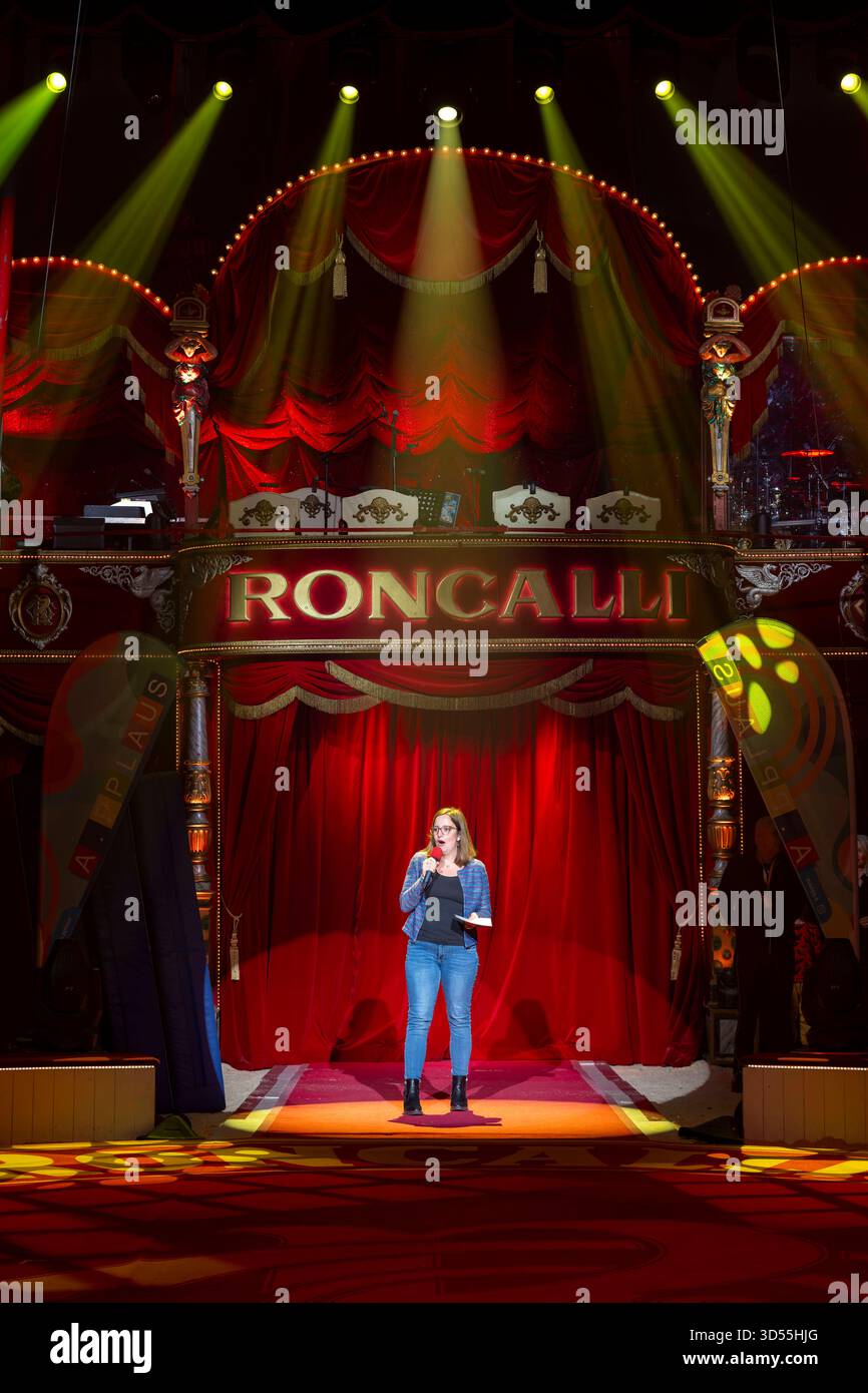 10.11.2025, Zirkus Roncalli, Gala Show von A.PPLAUS Xtra JugendtheaterCircus im Circus-Theater Roncalli a München, Münchner Stadträtin Stadträtin Lena Odell bei der Eröffnungs-Ansprache. 10.11.2025, Roncalli 10.11.2025, Roncalli *** 10 11 2025, Circus Roncalli, spettacolo di gala di Un circo PPLAUS Xtra Youth Theatre al Circus Theater Roncalli di Monaco, Consigliere comunale di Monaco Lena Odell al discorso di apertura 10 11 2025, Roncalli 10 11 2025, Roncalli Foto Stock