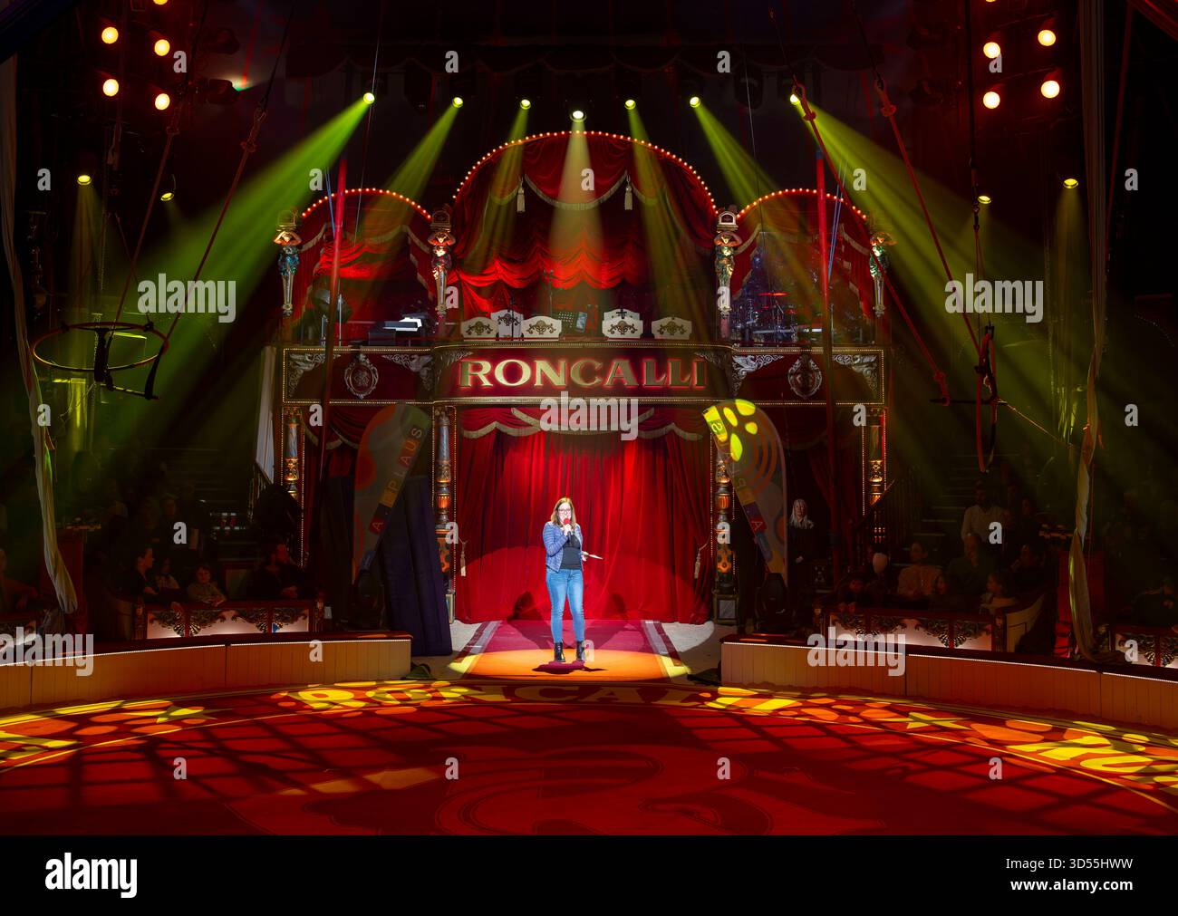 10.11.2025, Zirkus Roncalli, Gala Show von A.PPLAUS Xtra JugendtheaterCircus im Circus-Theater Roncalli a München, Münchner Stadträtin Stadträtin Lena Odell bei der Eröffnungs-Ansprache. 10.11.2025, Roncalli 10.11.2025, Roncalli *** 10 11 2025, Circus Roncalli, spettacolo di gala di Un circo PPLAUS Xtra Youth Theatre al Circus Theater Roncalli di Monaco, Consigliere comunale di Monaco Lena Odell al discorso di apertura 10 11 2025, Roncalli 10 11 2025, Roncalli Foto Stock