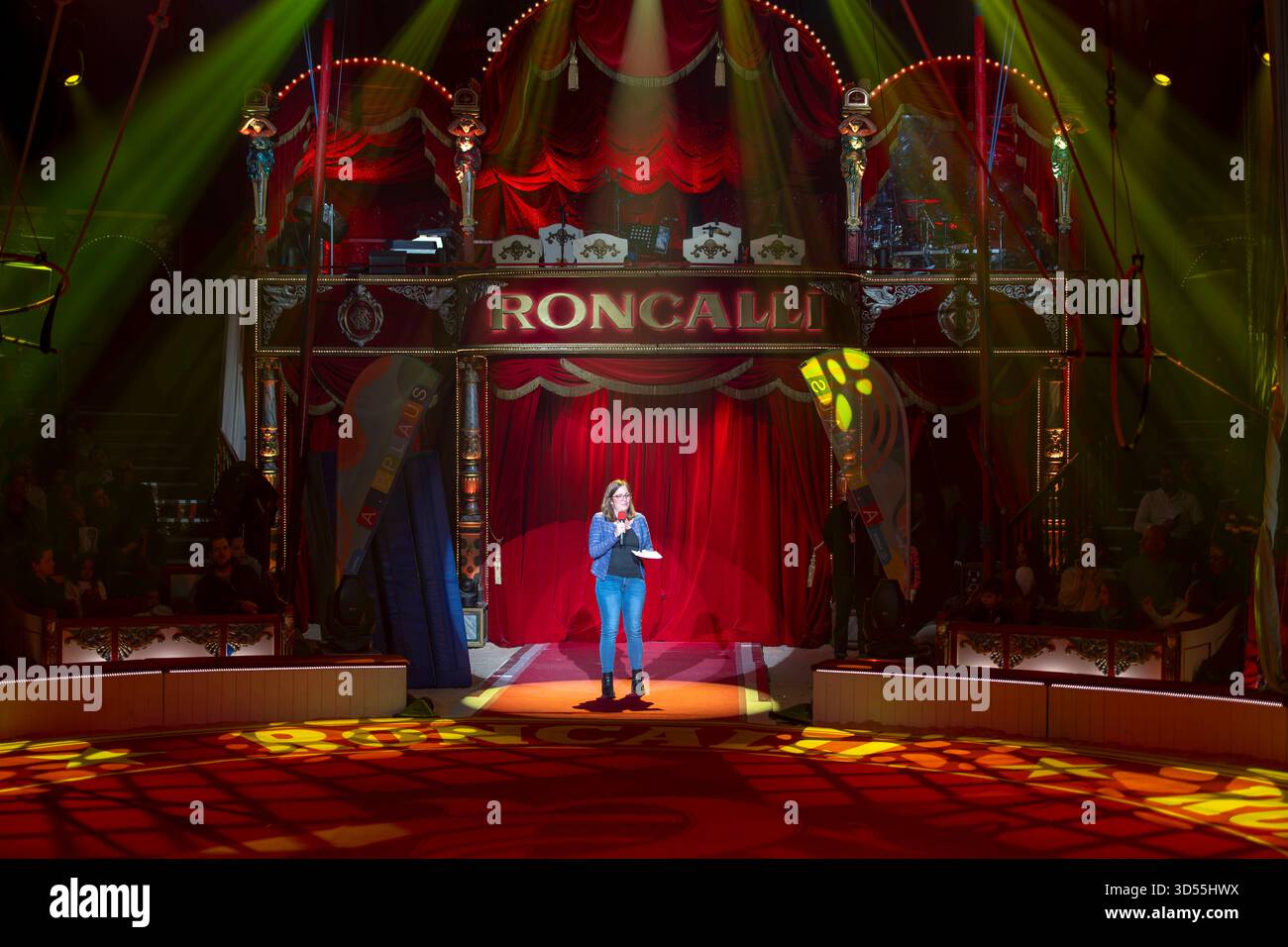 10.11.2025, Zirkus Roncalli, Gala Show von A.PPLAUS Xtra JugendtheaterCircus im Circus-Theater Roncalli a München, Münchner Stadträtin Stadträtin Lena Odell bei der Eröffnungs-Ansprache. 10.11.2025, Roncalli 10.11.2025, Roncalli *** 10 11 2025, Circus Roncalli, spettacolo di gala di Un circo PPLAUS Xtra Youth Theatre al Circus Theater Roncalli di Monaco, Consigliere comunale di Monaco Lena Odell al discorso di apertura 10 11 2025, Roncalli 10 11 2025, Roncalli Foto Stock