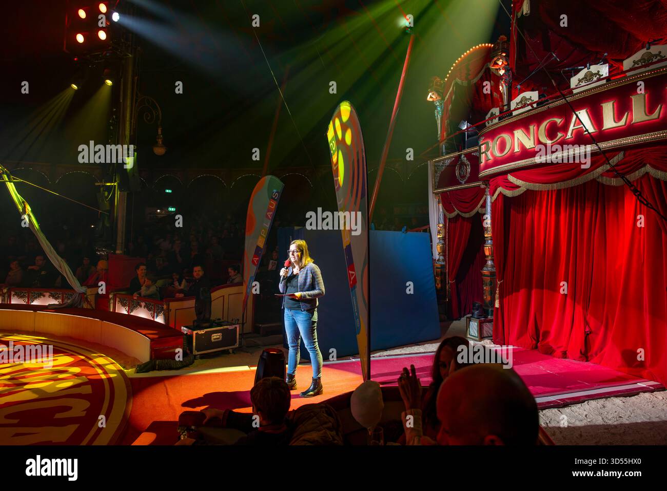 10.11.2025, Zirkus Roncalli, Gala Show von A.PPLAUS Xtra JugendtheaterCircus im Circus-Theater Roncalli a München, Münchner Stadträtin Stadträtin Lena Odell bei der Eröffnungs-Ansprache. 10.11.2025, Roncalli 10.11.2025, Roncalli *** 10 11 2025, Circus Roncalli, spettacolo di gala di Un circo PPLAUS Xtra Youth Theatre al Circus Theater Roncalli di Monaco, Consigliere comunale di Monaco Lena Odell al discorso di apertura 10 11 2025, Roncalli 10 11 2025, Roncalli Foto Stock