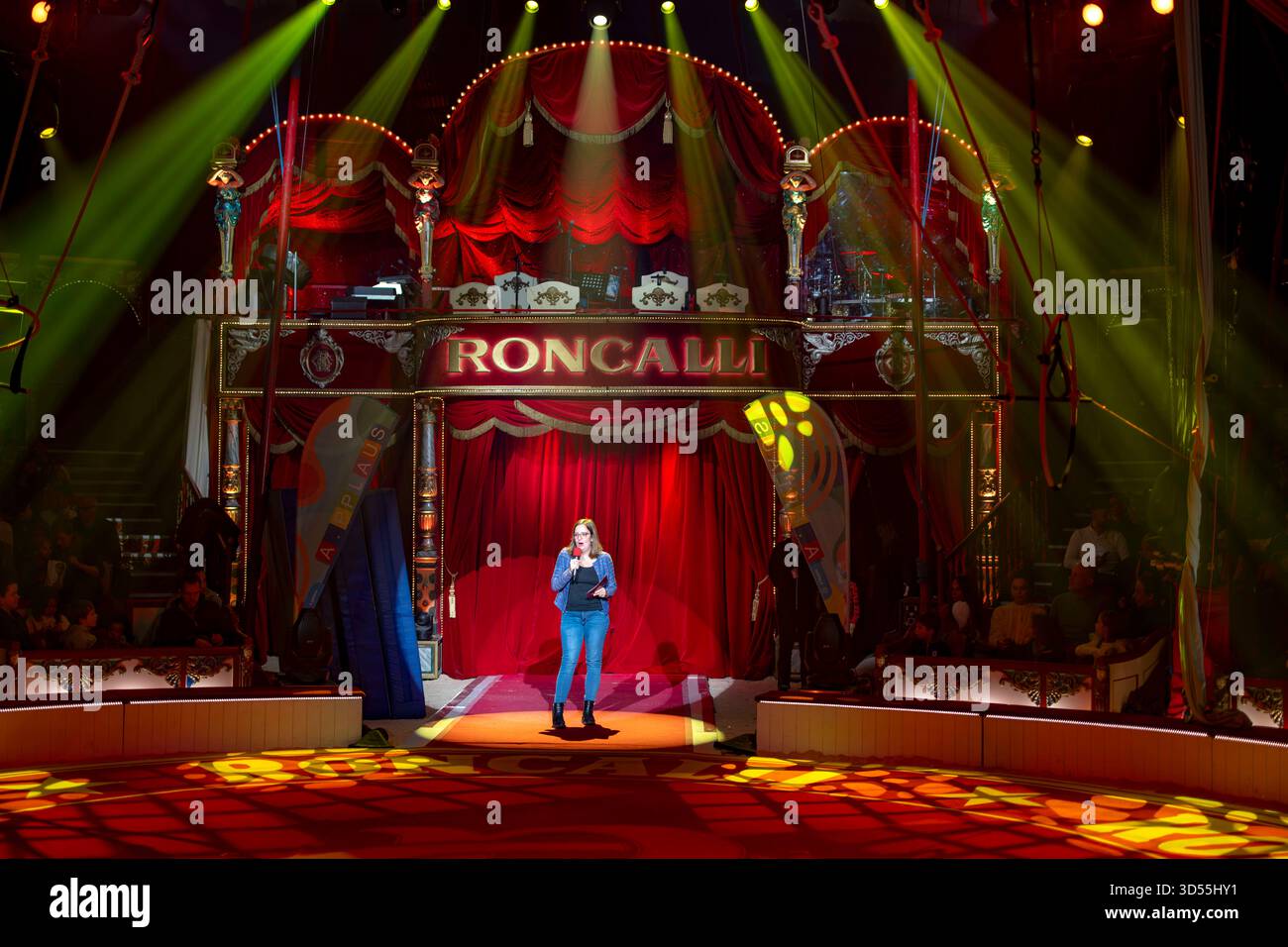 10.11.2025, Zirkus Roncalli, Gala Show von A.PPLAUS Xtra JugendtheaterCircus im Circus-Theater Roncalli a München, Münchner Stadträtin Stadträtin Lena Odell bei der Eröffnungs-Ansprache. 10.11.2025, Roncalli 10.11.2025, Roncalli *** 10 11 2025, Circus Roncalli, spettacolo di gala di Un circo PPLAUS Xtra Youth Theatre al Circus Theater Roncalli di Monaco, Consigliere comunale di Monaco Lena Odell al discorso di apertura 10 11 2025, Roncalli 10 11 2025, Roncalli Foto Stock