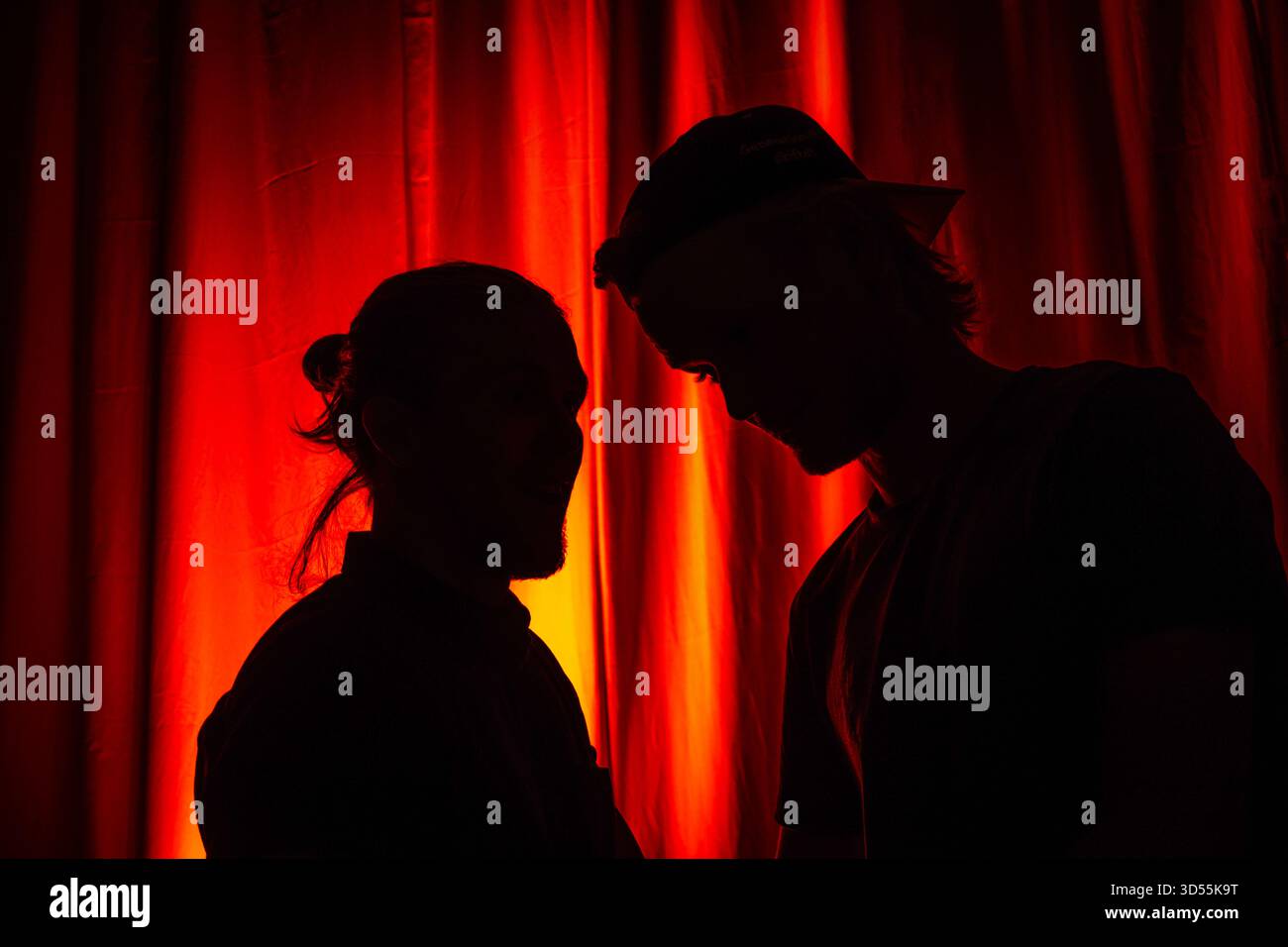 Silhouette di due giovani uomini Foto Stock