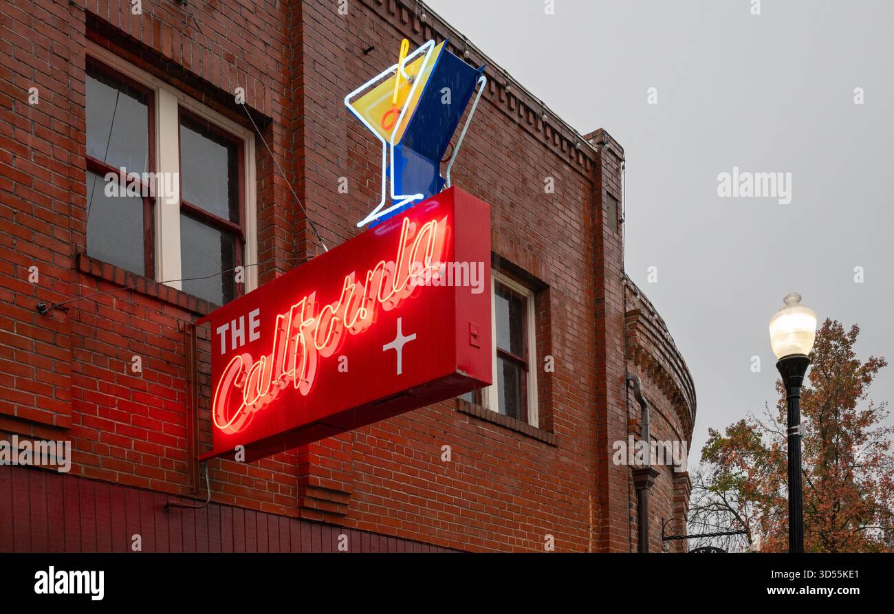 Foto dell'esterno del bar della California nel centro storico di Auburn, California. La città risale al XIX secolo e iniziò durante l'era della corsa all'oro. Foto Stock