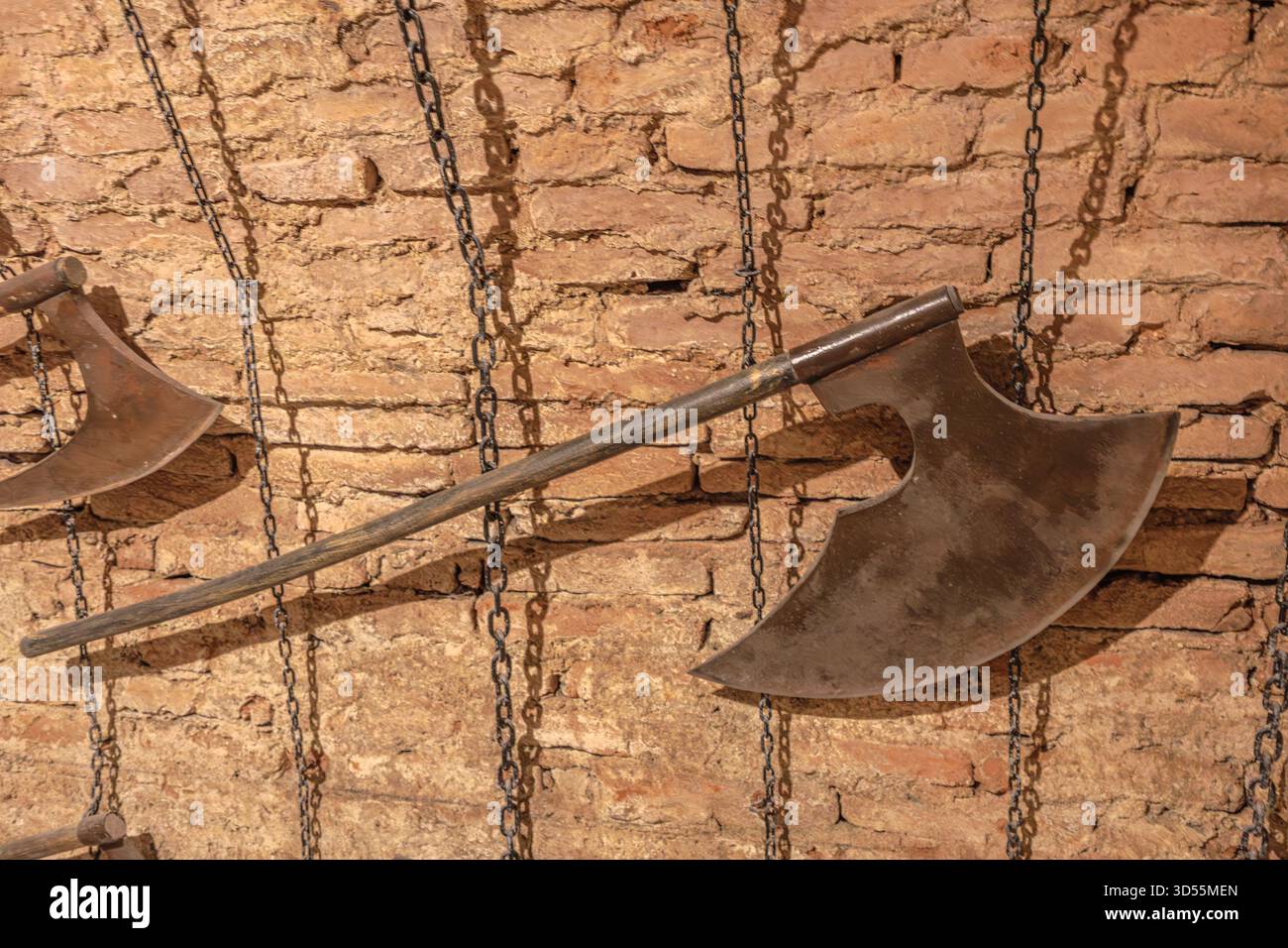 Transilvania, Romania - 8 ottobre 2025: Ascia da battaglia del carnefice in mostra nel museo del castello di Corvin, Hunedoara, arma punitiva gotica medievale in tenera Foto Stock