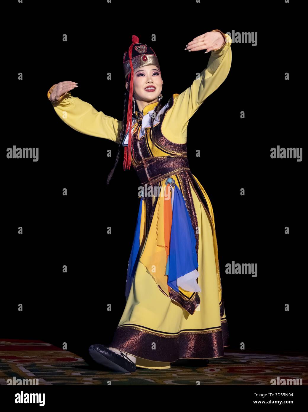 I membri del rinomato gruppo nazionale di arti dello spettacolo della Mongolia, il Tumen-Ekh Folk Song and Dance Ensemble, si esibiscono in costumi tradizionali mongoli. Foto Stock