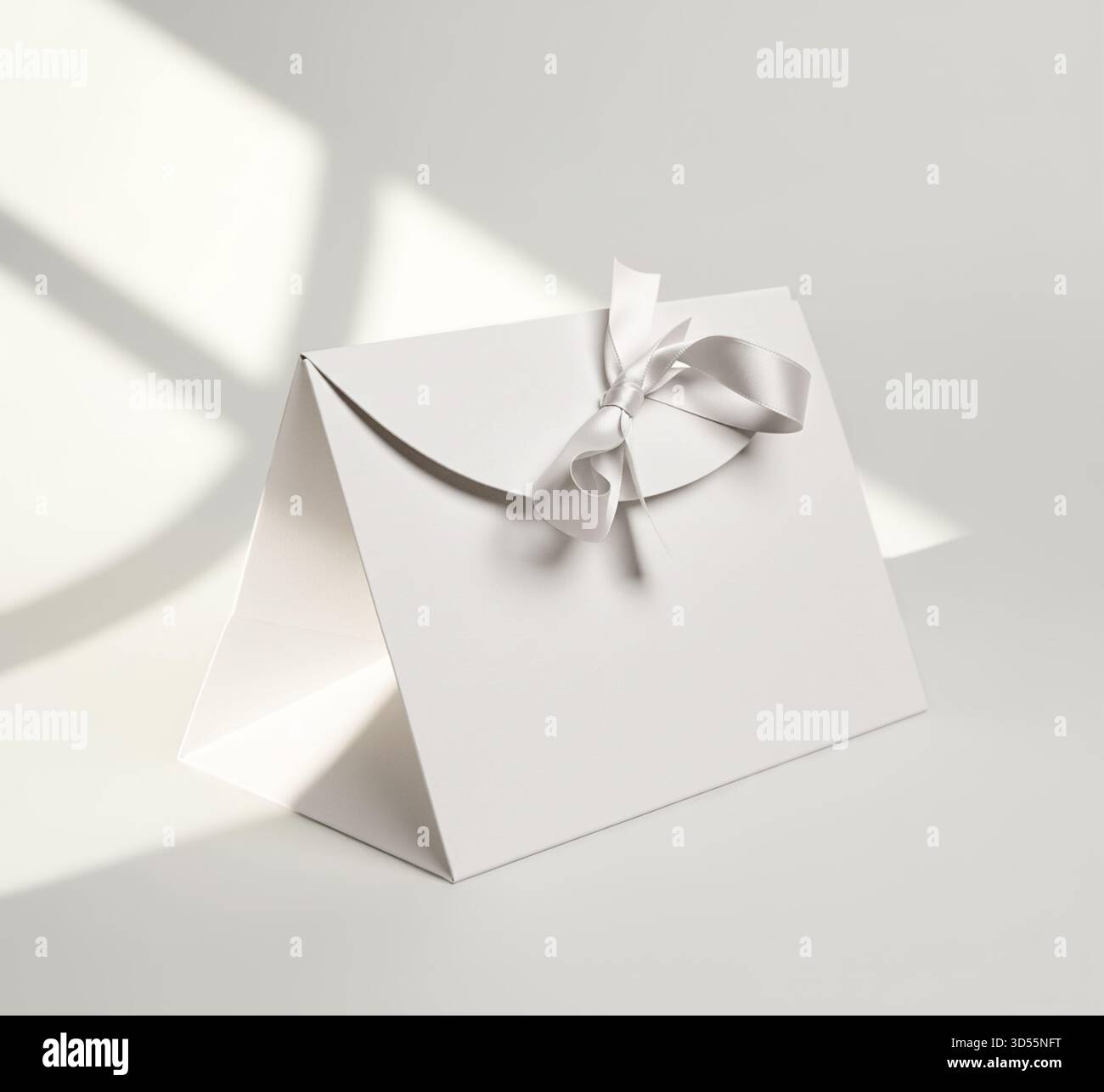 Mockup di sacchetto di carta con fiocco. Foto Stock