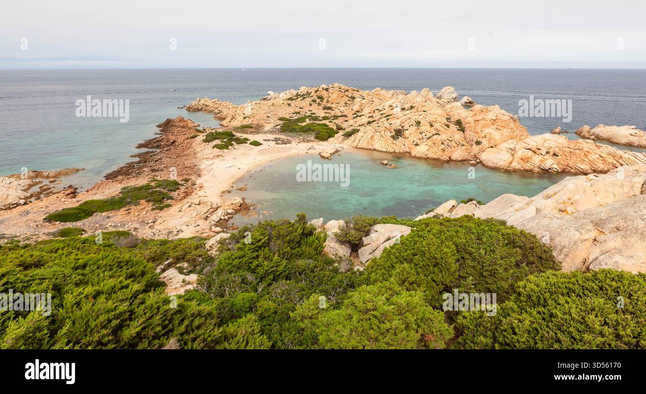 Costa mediterranea rocciosa, mare cristallino e splendide rocce a Caprera Island, Punta Crucitta, Arcipelago della Maddalena, Italia. Foto Stock