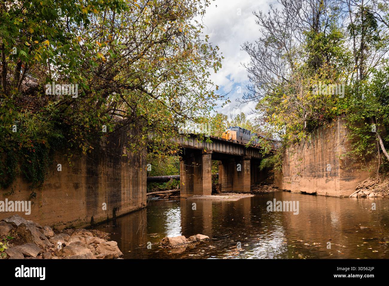 Un treno che attraversa un ponte sul fiume James a Lynchburg, Virginia Foto Stock