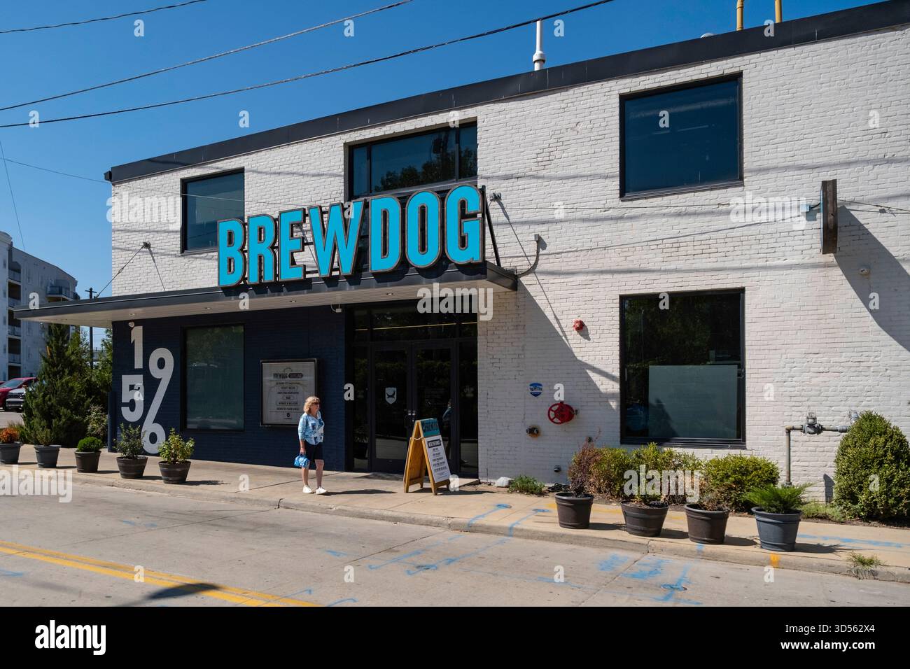 Situato nel vivace quartiere di Ohio City di Cleveland, Cuyahoga County, Ohio, USA, il birrificio BrewDog offre una moderna estetica industriale Foto Stock