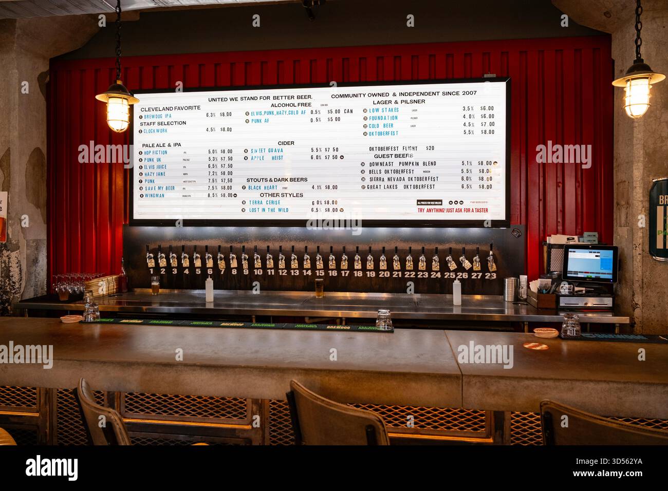 Situata a Cleveland, Cuyahoga County, Ohio, questa struttura presenta un'ampia selezione di birre, come mostrato su un grande tabellone digitale sopra la b Foto Stock